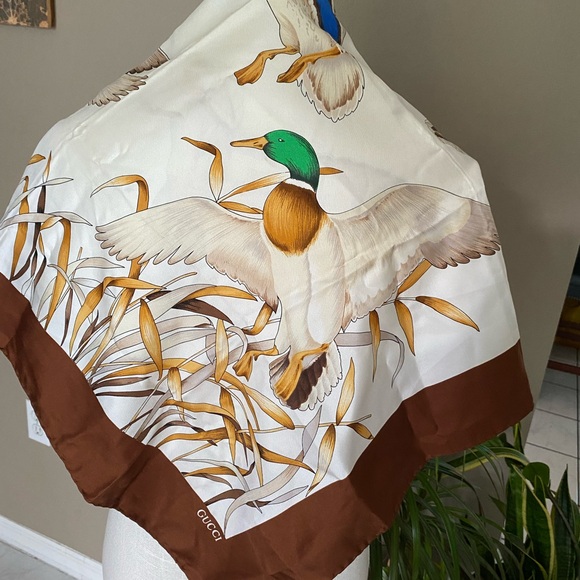 LKNW Gucci Vintage Silk Oversized Scarf 34x34 Duck Foulard AUTHENTIC No Tag - Picture 2 of 11